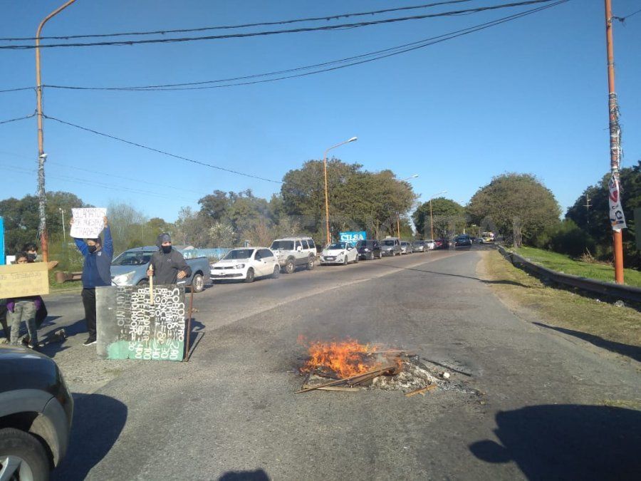 Con quema de maderas y carteles reclaman que los habiliten al menos una vez por semana y -de ese modo- vender la mercadería que compraron para el día del padre