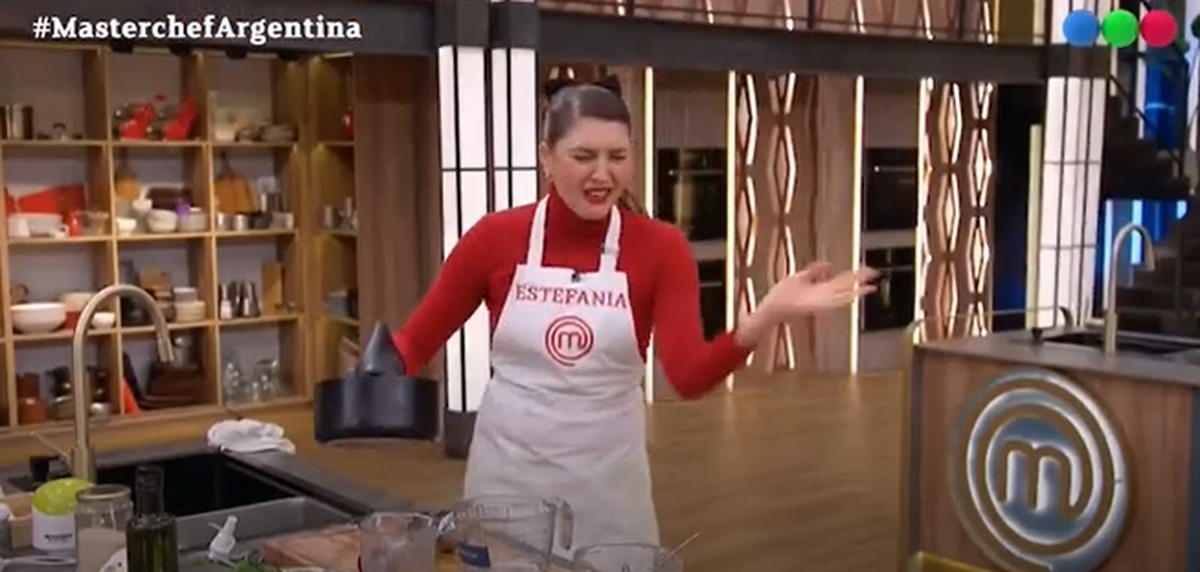 Estefanía casi termina intoxica en medio de MasterChef por culpa de los chiles de Rodolfo. Estefanía casi termina intoxica en medio de MasterChef por culpa de los chiles de Rodolfo.