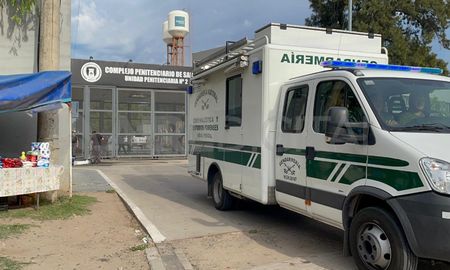 Gendarmería Nacional sigue al frente del allanamiento en la cárcel de Las Flores. Gendarmería Nacional sigue al frente del allanamiento en la cárcel de Las Flores.