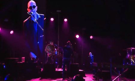 Carlos “El Indio” Solari sorprendió este sábado por la noche al estrenar dos nuevas canciones en el soberbio show virtual que Los Fundamentalistas del Aire Acondicionado, su banda acompañante, ofreció desde la localidad bonaerense de Villa Epecuén, en una transmisión por YouTube que alcanzó picos de poco más de 90 mil espectadores. Carlos “El Indio” Solari sorprendió este sábado por la noche al estrenar dos nuevas canciones en el soberbio show virtual que Los Fundamentalistas del Aire Acondicionado, su banda acompañante, ofreció desde la localidad bonaerense de Villa Epecuén, en una transmisión por YouTube que alcanzó picos de poco más de 90 mil espectadores.