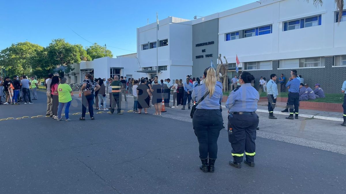 La semana pasada, Asteom realizó un paro de 48 horas frente a la Municipalidad de Santo Tomé. La semana pasada, Asteom realizó un paro de 48 horas frente a la Municipalidad de Santo Tomé. 