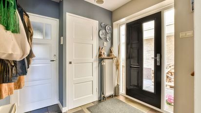 Por qué no deberías tener estos objetos cerca de la puerta de entrada, según el Feng Shui