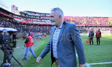 El Club Atlético Colón igualó 1-1 con Aldosivi por la Liga Profesional de Fútbol. Ramón Ábila adelantó al Sabalero, Paolo Goltz se fue expulsado y Leandro Maciel firmó el empate para el Tiburón. El Club Atlético Colón igualó 1-1 con Aldosivi por la Liga Profesional de Fútbol. Ramón Ábila adelantó al Sabalero, Paolo Goltz se fue expulsado y Leandro Maciel firmó el empate para el Tiburón.