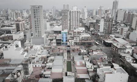La bandera argentina continuará flameando en el edificio de AIRE hasta el 9 de julio