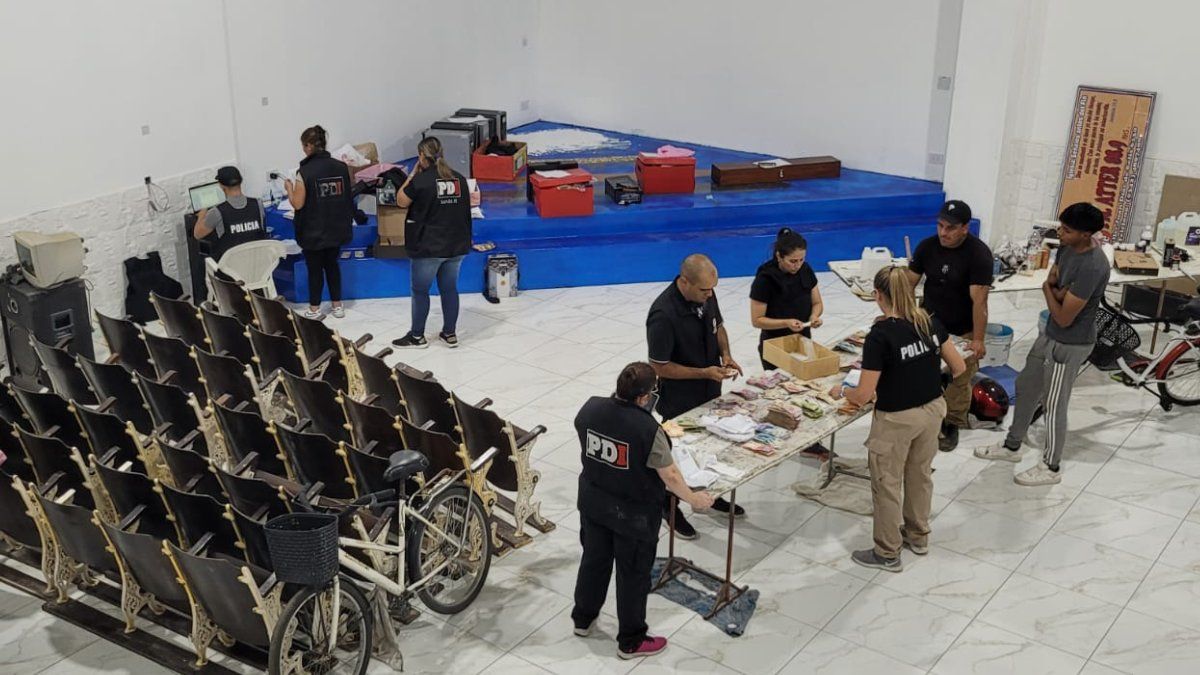 Gran parte del dinero fue encontrado en las oficinas que el pastor tiene en el inmueble. Gran parte del dinero fue encontrado en las oficinas que el pastor tiene en el inmueble.