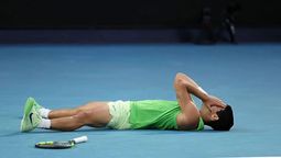 altText(Alcaraz le ganó a Djokovic y se convirtió en el más joven en conquistar los cuatro Grand Slam)}