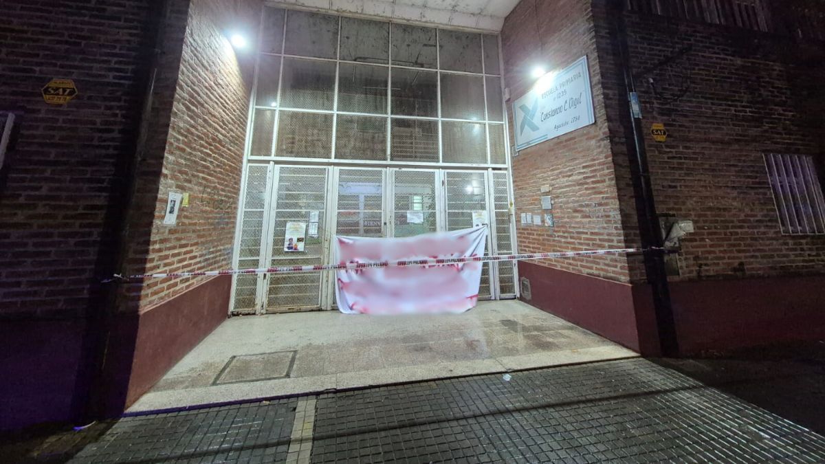 El mensaje apareció colgado en la puerta de una escuela de barrio Tablada en Rosario.