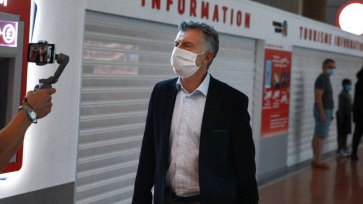 El expresidente Mauricio Macri regres&oacute; a Argentina tras permanecer un mes en Francia por asuntos de la FIFA.