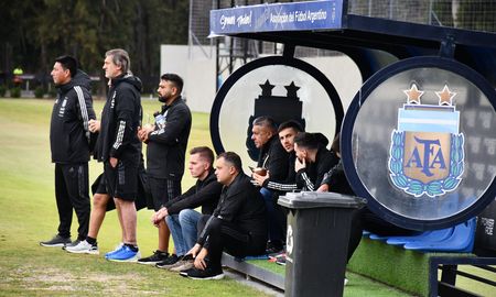 Lionel Messi, Ángel Di María, Leandro Paredes y Lucas Ocampo, jutno a Claudio Tapia acompañaron al seleccionado sub20 desde el banco de suplentes. Lionel Messi, Ángel Di María, Leandro Paredes y Lucas Ocampo, jutno a Claudio Tapia acompañaron al seleccionado sub20 desde el banco de suplentes.