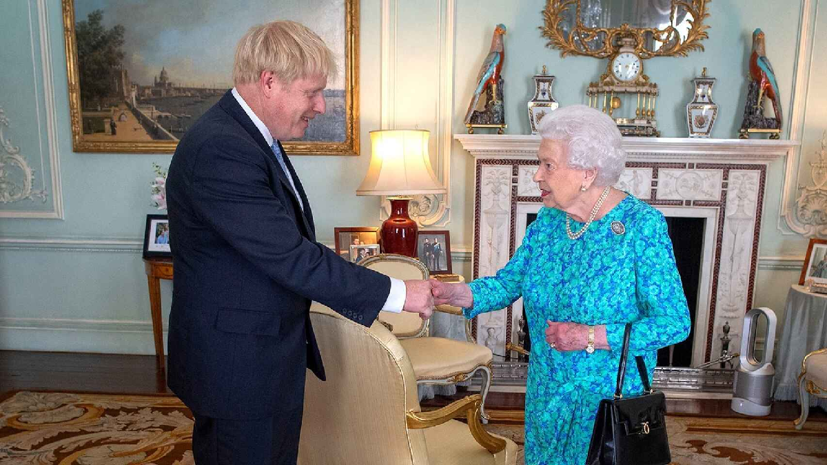 La&nbsp;reina&nbsp;Isabel II&nbsp;se encuentra en&nbsp;"muy buena forma",&nbsp;asegur&oacute; este s&aacute;bado el primer ministro brit&aacute;nico&nbsp;Boris Johnson.