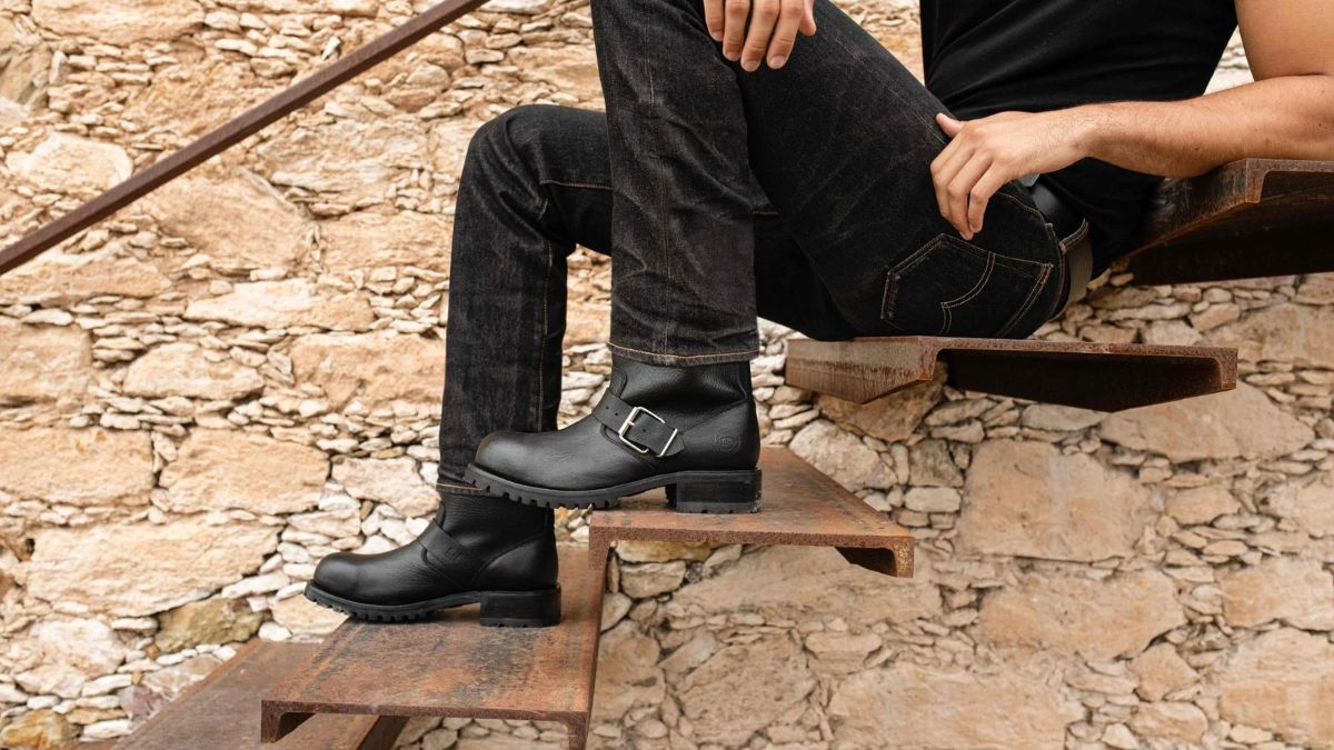 Las botas biker se inspiran en la estética de las motocicletas. Las botas biker se inspiran en la estética de las motocicletas.