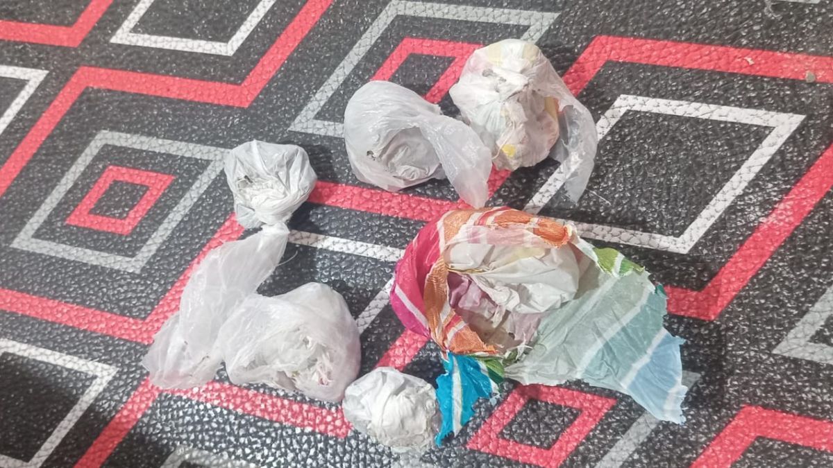 Tras la detención del joven se secuestraron seis bolsas de nylon con marihuana. Tras la detención del joven se secuestraron seis bolsas de nylon con marihuana.