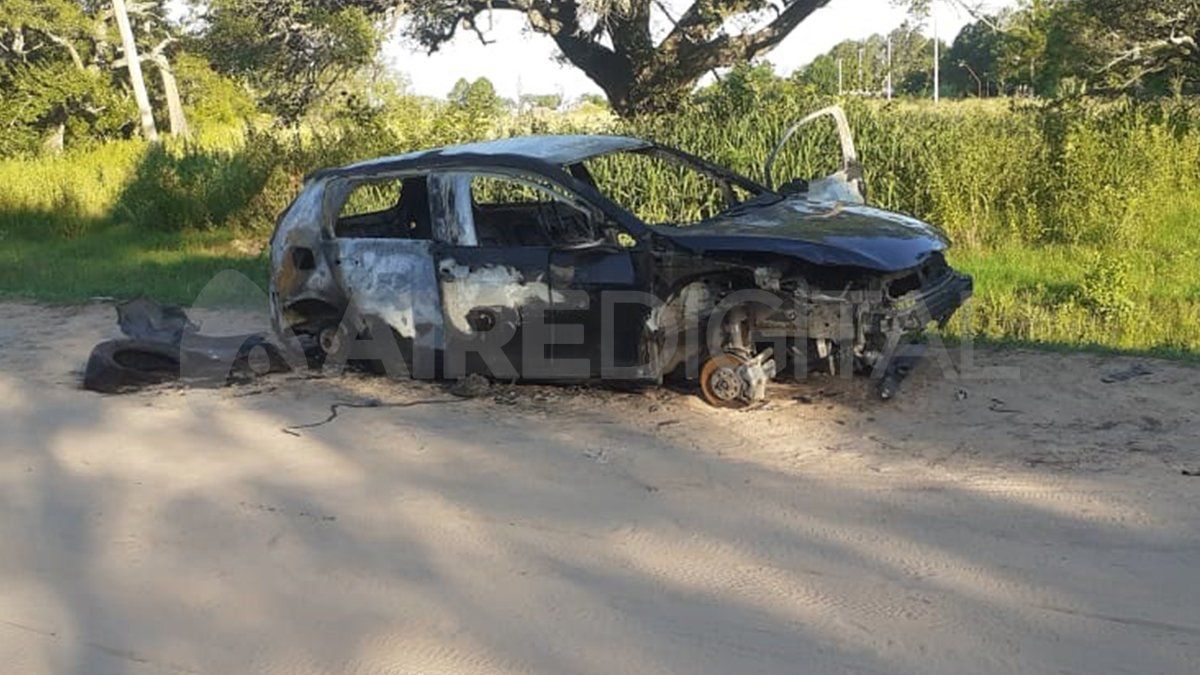 El vehículo causa intriga sobre la gente que pasa en el lugar.