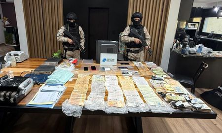 Tres allanamientos en San Lorenzo y Puerto General San Martín por parte de Prefectura Naval retivó en cuatro personas detenidas y un millonario secuestro de droga y bienes. Tres allanamientos en San Lorenzo y Puerto General San Martín por parte de Prefectura Naval retivó en cuatro personas detenidas y un millonario secuestro de droga y bienes.