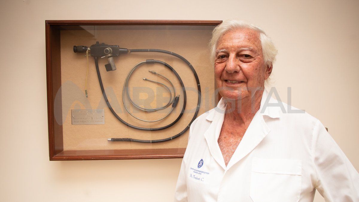 El Dr. César Bonfanti posa junto al primer endoscopio que se utilizó en Santa Fe (un Acmi F-8). Lo compró en 1977.