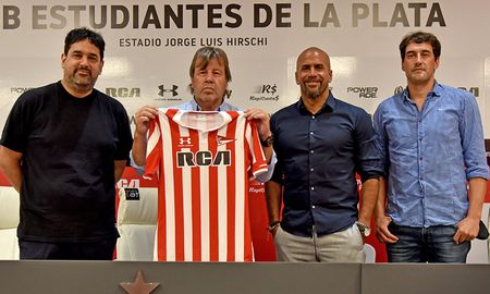 Ricardo Zielinski, de 61 años, fue presentado como nuevo entrenador de Estudiantes de La Plata. Ricardo Zielinski, de 61 años, fue presentado como nuevo entrenador de Estudiantes de La Plata.