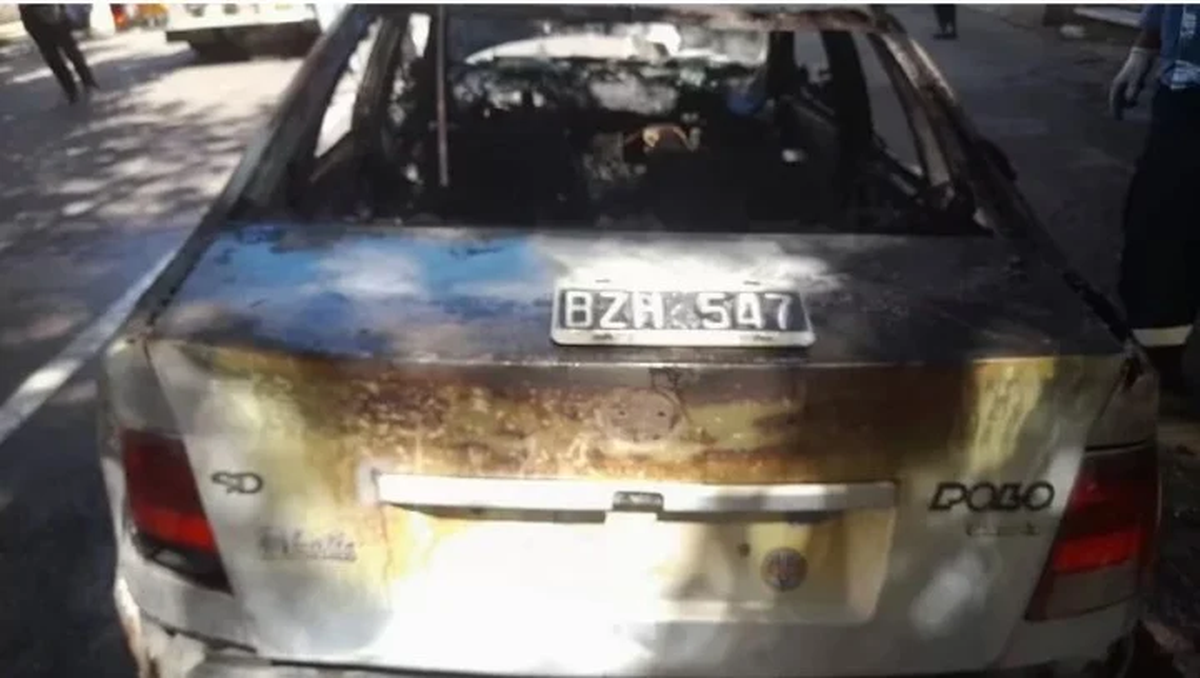 En Bahía Blanca, un hombre prendió fuego su auto para evitar que se lo secuestren.
