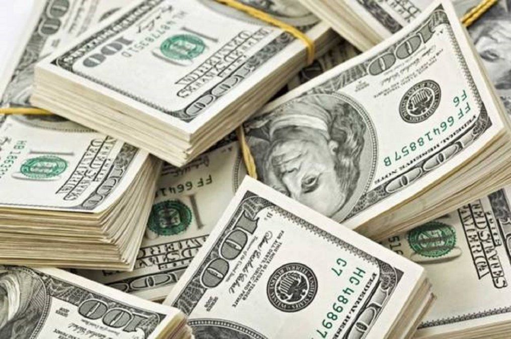 Bolsas con dinero cayeron en una autopista de Estados Unidos y los automovilistas se lanzaron a agarrar los billetes.