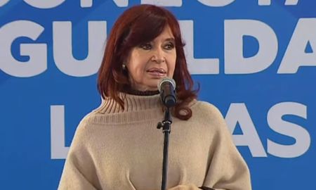 CFK aputó contra Mauricio Macri y los legisladores de la oposición en un posteo en Twitter. CFK aputó contra Mauricio Macri y los legisladores de la oposición en un posteo en Twitter.
