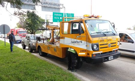 La grúa de la Municipalidad buscó la camioneta. La grúa de la Municipalidad buscó la camioneta.
