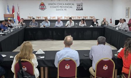 El encuentro reunió a todos los partidos políticos que conforman Unidos para Cambiar Santa Fe. El encuentro reunió a todos los partidos políticos que conforman Unidos para Cambiar Santa Fe.
