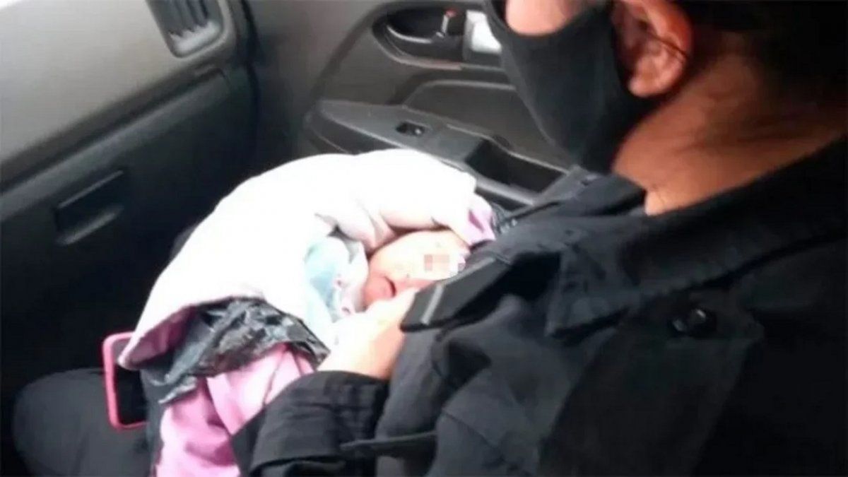 La beba fue encontrada apuñalada dentro de una bolsa