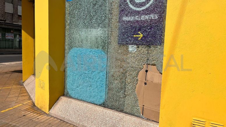 En pleno centro y de madrugada: rompieron el vidrio de una pinturería y entraron a robar