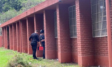 Padres de alumnos se encargaron este viernes de soldar las rejas vandalizadas. Padres de alumnos se encargaron este viernes de soldar las rejas vandalizadas.