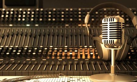 Desde la primera transmisión en la terraza del Teatro Coliseo, lla radio se transformó en la piedra fundamental de un medio donde hubo de todo: publicidades en vivo, humor, deportes, servicio, entretenimiento. Desde la primera transmisión en la terraza del Teatro Coliseo, lla radio se transformó en la piedra fundamental de un medio donde hubo de todo: publicidades en vivo, humor, deportes, servicio, entretenimiento.