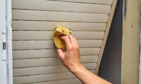 Adiós a las persianas amarillas, el truco para dejarlas blancas.