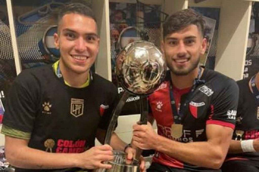 Fabricio Hass y Santiago Pierotti levantando el trofeo de la Copa de la Liga Profesional.