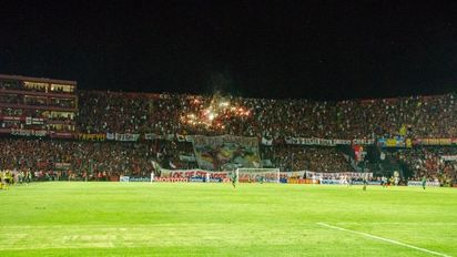 Colón sería sancionado y habría restricción de banderas: por ahora hay charlas y se analiza