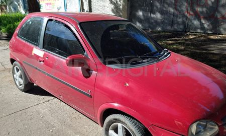 Por el ataque, un Corsa Classic rojo terminó con múltiples impactos de bala en la zona. Por el ataque, un Corsa Classic rojo terminó con múltiples impactos de bala en la zona.