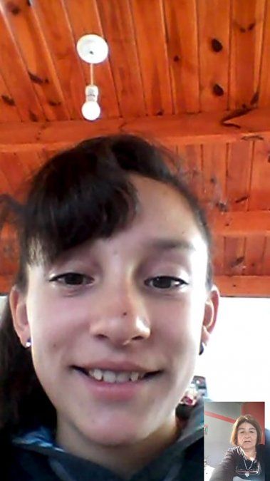 Con conexión en casa hace videollamada con su maestra, Sandra