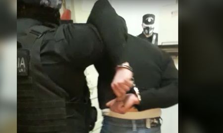 Esposado. El momento en que personal de Infantería detuvo al hombre. Esposado. El momento en que personal de Infantería detuvo al hombre.