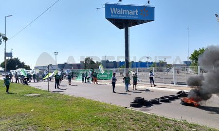 La protesta incluye el bloqueo de ingreso de clientes al establecimiento, no así de los trabajadores que tienen garantizado ingresar a su lugar de trabajo. La protesta incluye el bloqueo de ingreso de clientes al establecimiento, no así de los trabajadores que tienen garantizado ingresar a su lugar de trabajo.
