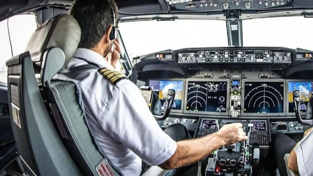 Tres pilotos de Aerolíneas Argentinas fueron despedidos por haberse negado a operar un avión que se debía devolver, en rechazo al “vaciamiento de la empresa”. Tres pilotos de Aerolíneas Argentinas fueron despedidos por haberse negado a operar un avión que se debía devolver, en rechazo al “vaciamiento de la empresa”.