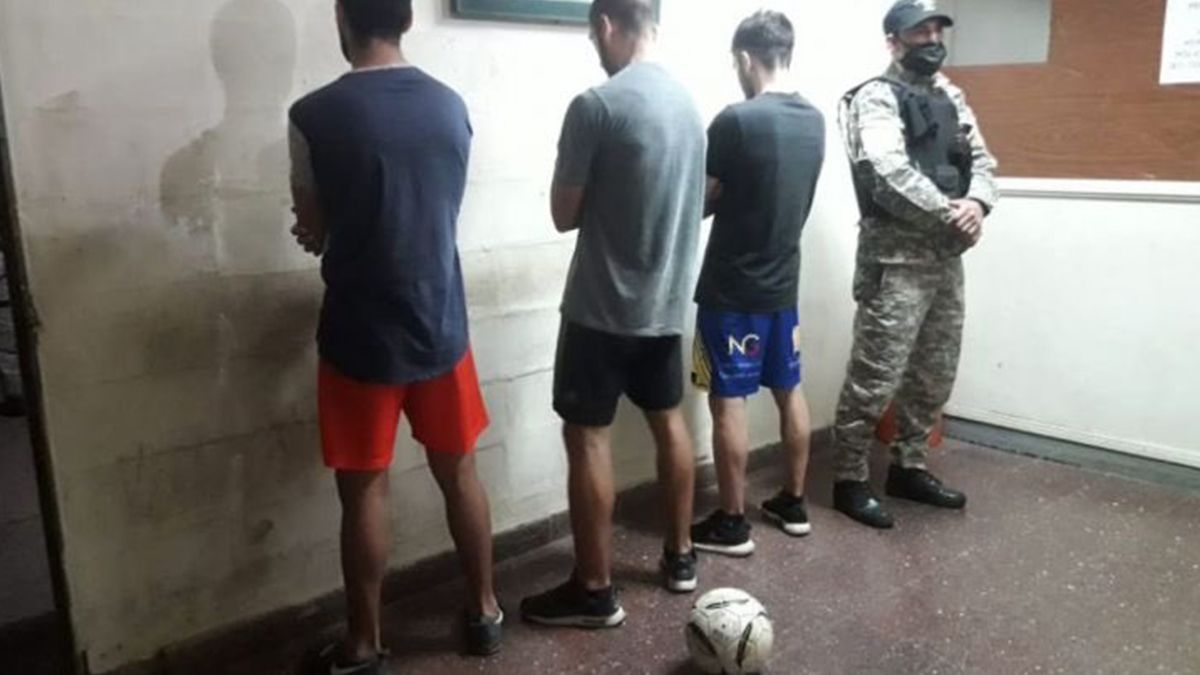 Tres futbolistas rompieron la cuarentena para jugar un picado en la vereda