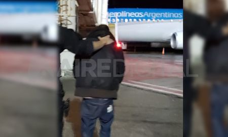 El momento en que el prófugo fue trasladado a un avión con destino a Ezeiza. El momento en que el prófugo fue trasladado a un avión con destino a Ezeiza.