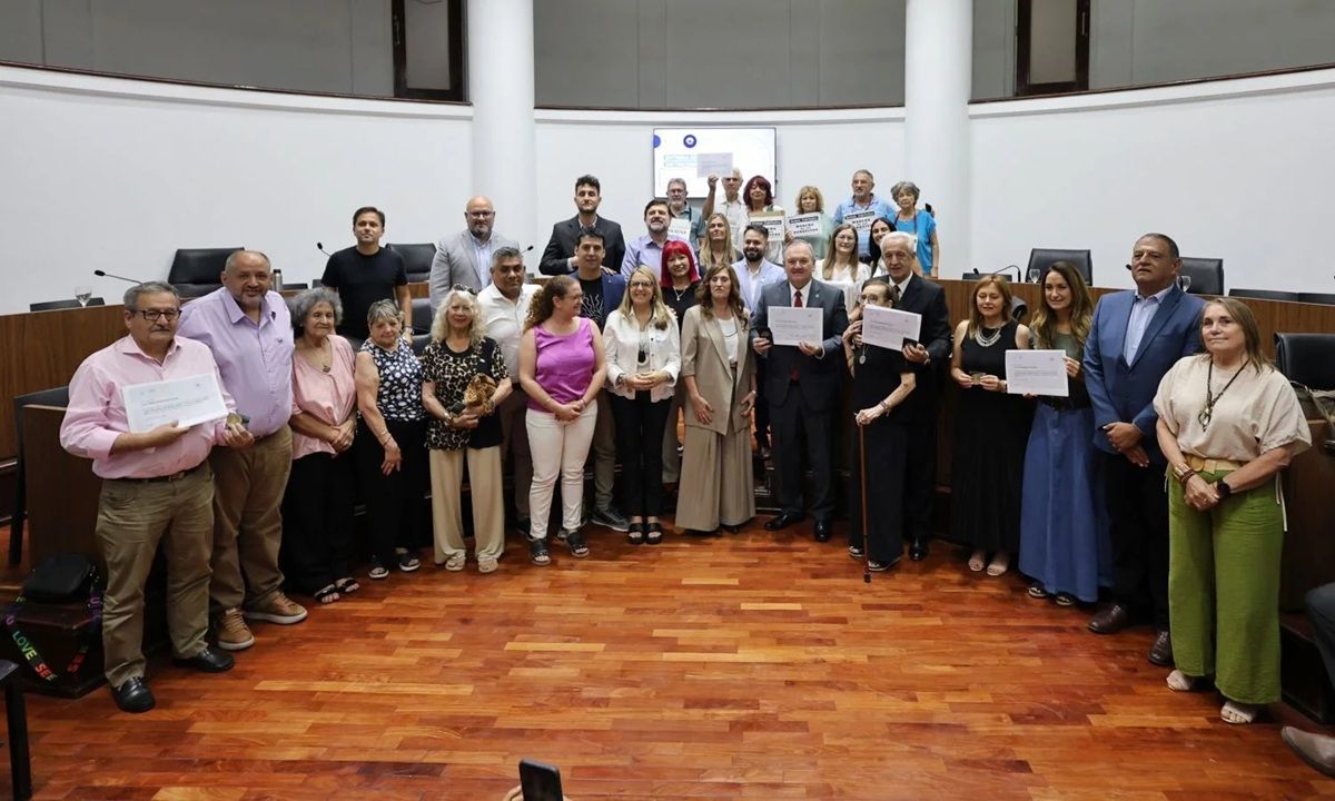 En el recinto de sesiones del Concejo Municipal de Santa Fe se entreg&oacute; la distinci&oacute;n &ldquo;Valores Democr&aacute;ticos Ra&uacute;l Ricardo Alfons&iacute;n&rdquo;, destinada a personas e instituciones destacadas por su trayectoria, compromiso c&iacute;vico y aporte al fortalecimiento democr&aacute;tico.