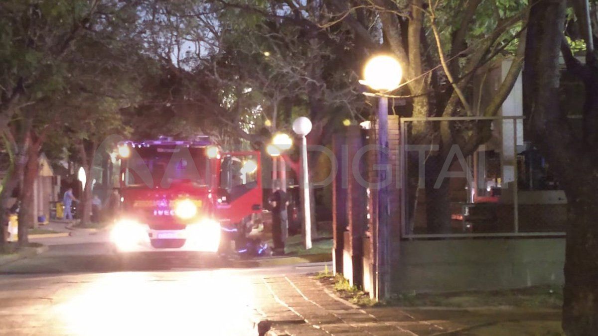 Una dotación de bomberos llegó al hospital de Niños para apagar el incendio, que no pudo ser sofocado con los matafuegos del lugar. 