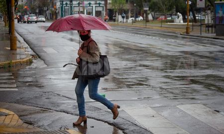 Llovió y hubo fuertes ráfagas de viento en la ciudad y la región. Mejorará el tiempo en horas de la noche. Llovió y hubo fuertes ráfagas de viento en la ciudad y la región. Mejorará el tiempo en horas de la noche.