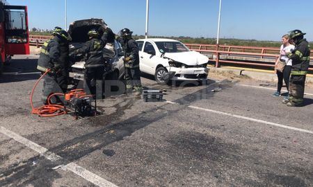 Autopista Santa Fe - Rosario: dos autos chocaron sobre el puente del Salado Autopista Santa Fe - Rosario: dos autos chocaron sobre el puente del Salado