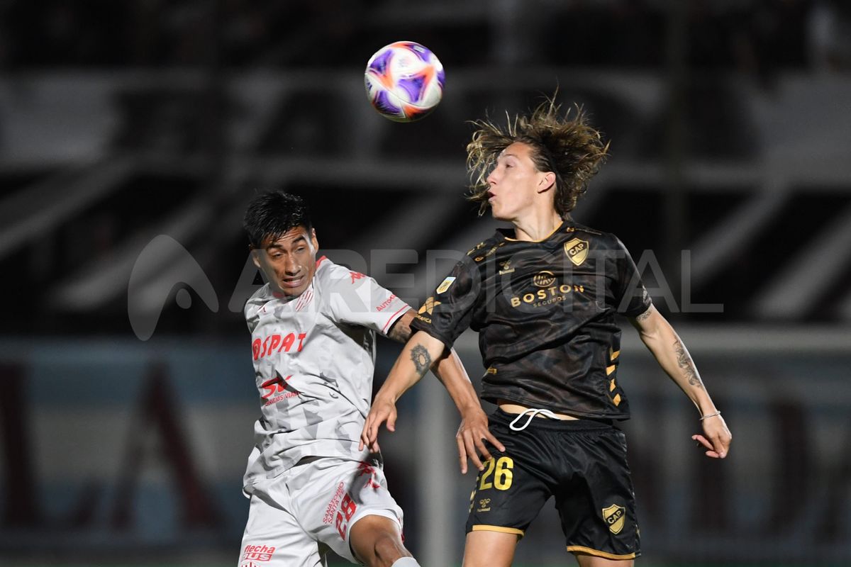 Juan Carlos Portillo e Ignacio Schor saltan a disputar una pelota.