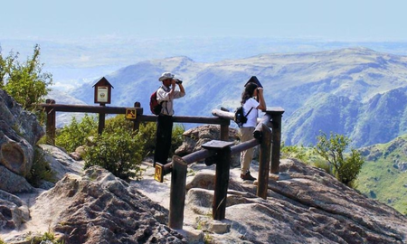 El Parque Nacional Quebrada del Condorito, vecino a San Clemente, funciona como el principal sitio de nidificación del cóndor andino en el centro del país, fomentando un turismo científico y educativo. El Parque Nacional Quebrada del Condorito, vecino a San Clemente, funciona como el principal sitio de nidificación del cóndor andino en el centro del país, fomentando un turismo científico y educativo.