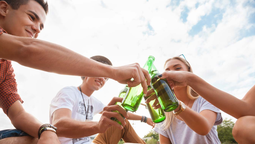 El consumo episódico excesivo o binge drinking representa un grave riesgo para la salud de los jóvenes al aumentar la probabilidad de daño hepático agudo.