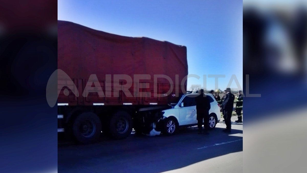 Una camioneta se incrustó contra un camión en la autovía de la Ruta Nacional 19 y su conductor falleció.