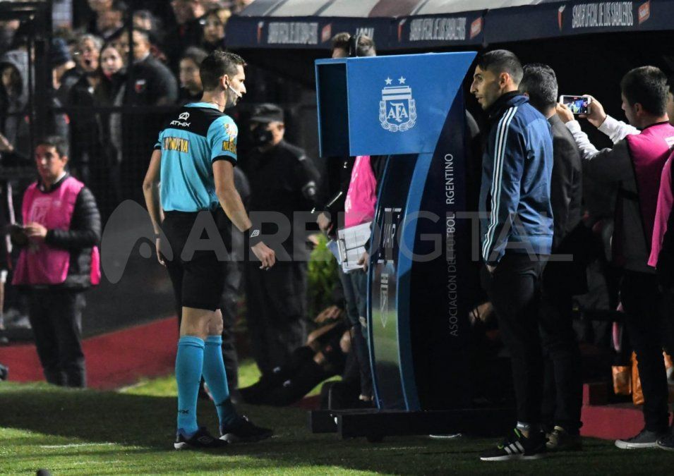 Nicolás Lamolina fue notificado por los encargados del VAR y revisó la posible mano de Gian Nardelli dentro del área. Fue la primera intervención de este sistema en un torneo del fútbol argentino.