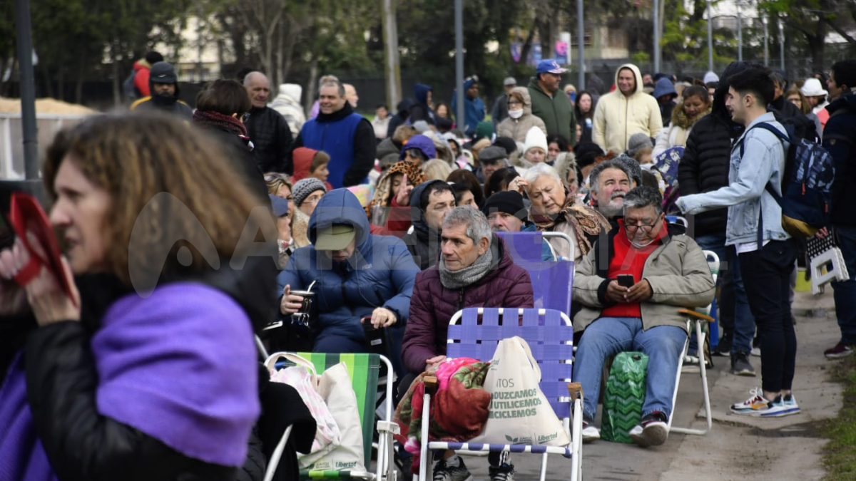Rosario: miles de personas esperan en el predio de la ex Rural la ceremonia de Leda