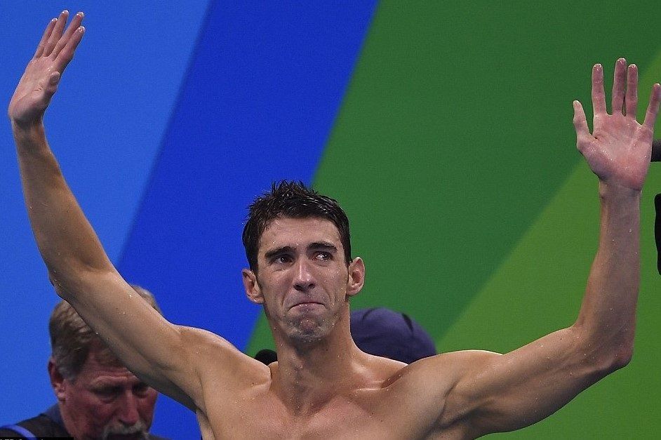 Los últimos Juegos de los que tomó parte fueron los de Río de Janeiro 2016, en los que, con 31 años, ganaría ¡cinco oros y una plata más! Era su quinta participación olímpica y, cuando finalizó la prueba de los 4x100 metros combinados, disputada el sábado 13 de agosto –y en los que se impuso el equipo estadounidense–, Michael lloró (foto) ante la ovación del público que asistió a la última carrera de su incomparable trayectoria.